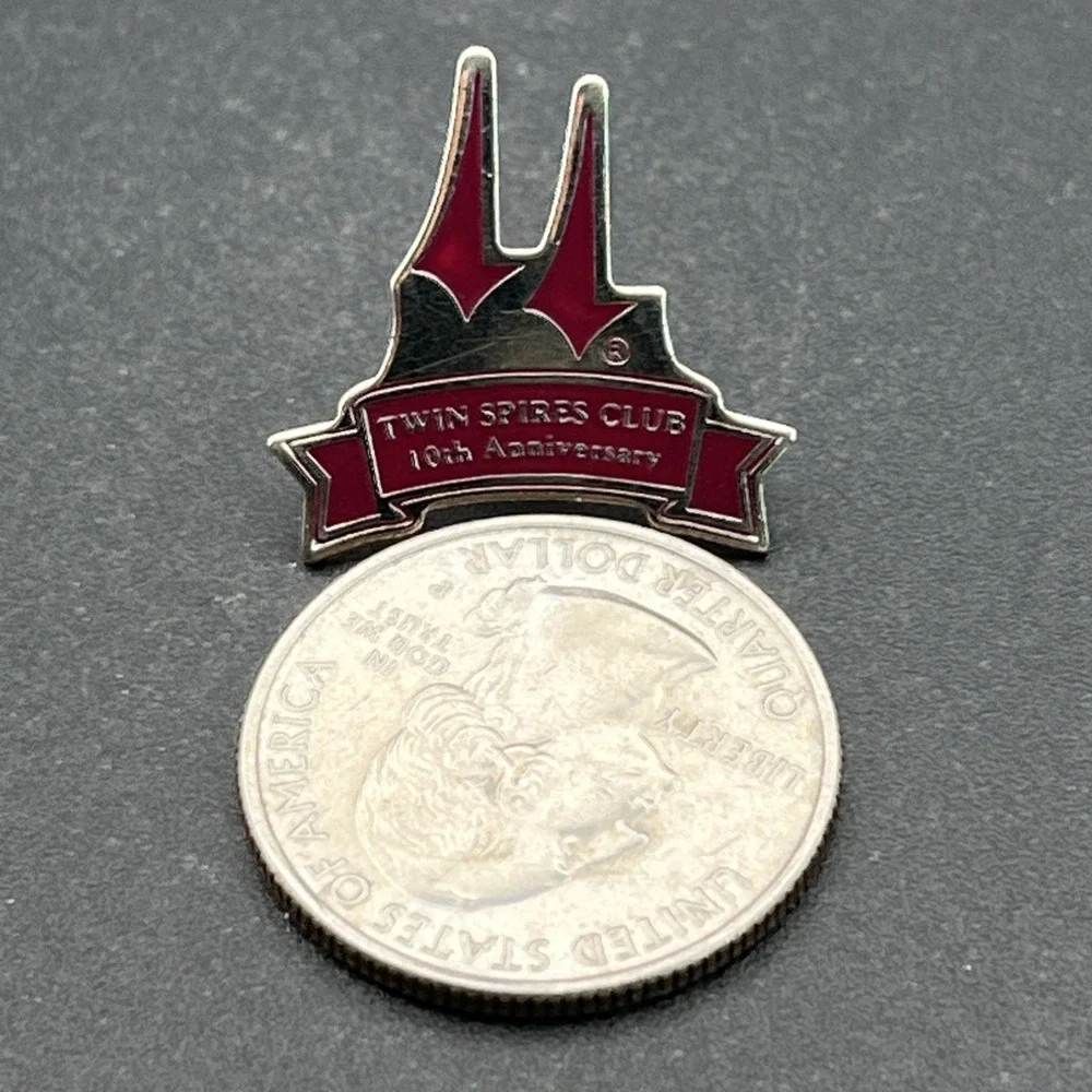 Churchill Downs Twin Spires Club 10th Anniversary Horse‎ Racing Lapel Hat Pin